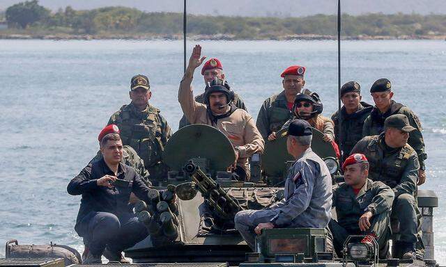 Der unter umstrittenen Umständen gewählte Präsident Nicolas Maduro zeigt sich mit Soldaten.