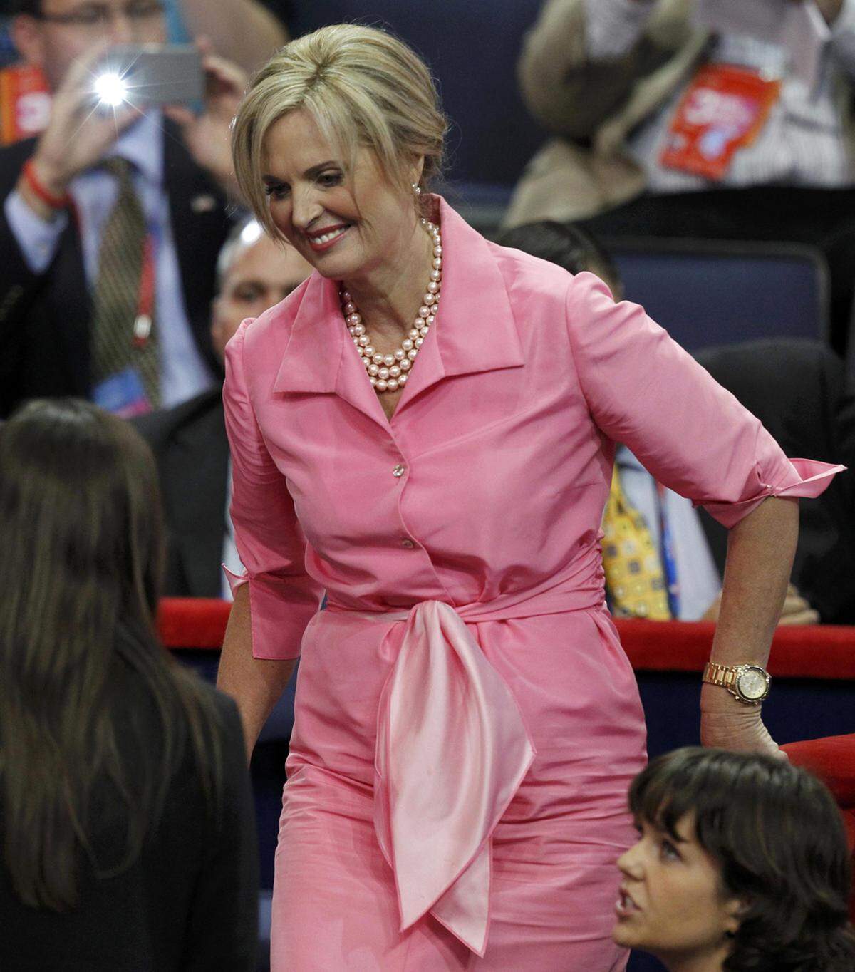 Ann Romney setzt sich unterdessen als Hausfrau und Mutter (5 Söhne und 18 Enkel) in Szene und drückt das auch in ihrer konservativen Kleidung aus.