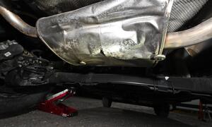 An zwei Auto-Unterböden wurden Sprengsätze detoniert, wobei aber niemand verletzt wurde.