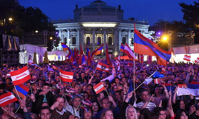 Der Klassiker: Public Viewing am Rathausplatz