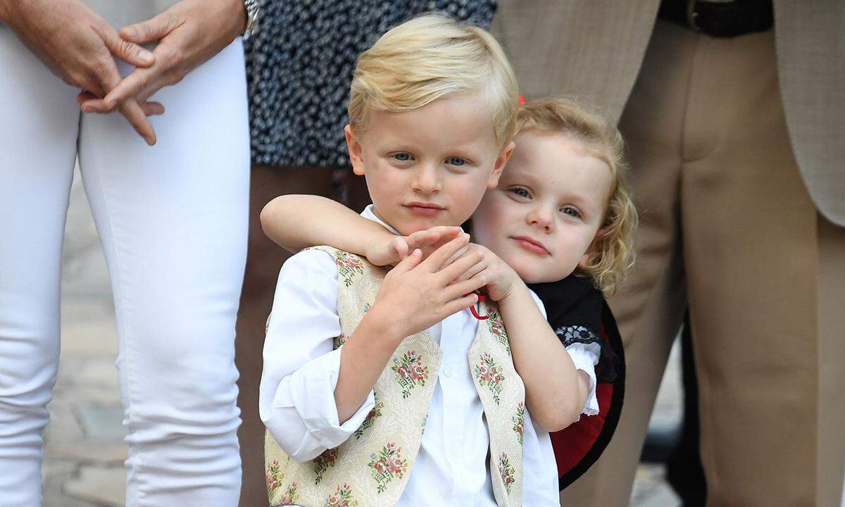 Anschließend kuschelte sich Gabriella fest an ihren Bruder.