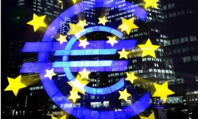 Die Euro-Skulptur in Frankfurt am Main vor dem Gebaeude der Europaeischen Zentralbank.