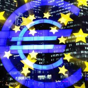 Die Euro-Skulptur in Frankfurt am Main vor dem Gebaeude der Europaeischen Zentralbank.