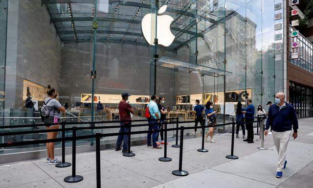 FILE PHOTO: Customers distance before entering an Apple Store during phase one of reopening after COVID-19 lockdown in New York City