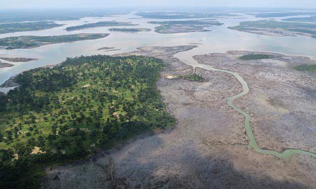 Die Ölgewinnung hinterlässt tiefe Wunden in der Natur ebenso wie in der Gesellschaft (im Bild das verschmutzte Nigerdelta). 