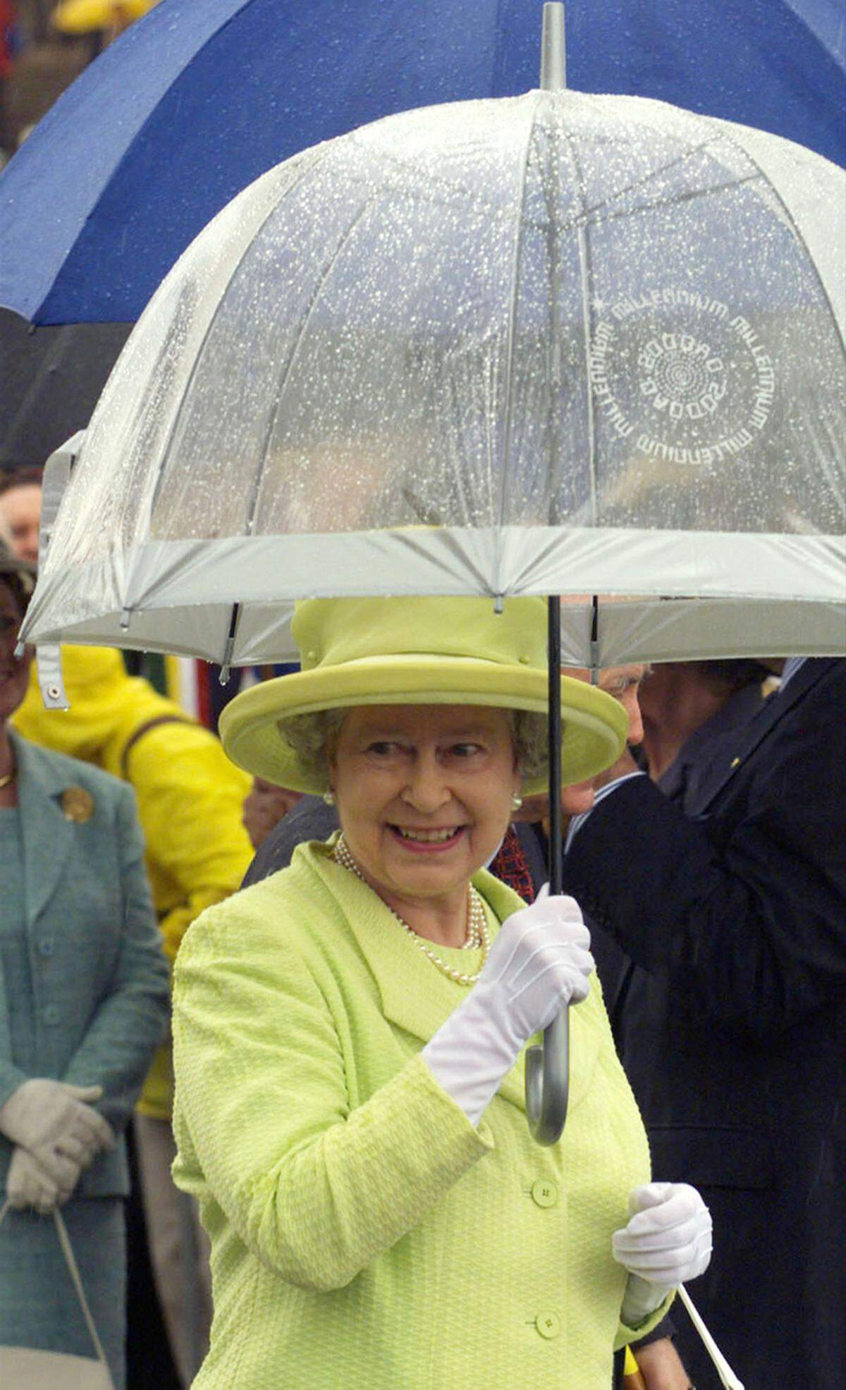 Dabei bevorzugt die Königin durchsichtige Regenschirme, schließlich will ihr Volks sie bei öffentlichen Auftritten auch sehen. Diese werden bei Fulton im Londoner East End hergestellt.
