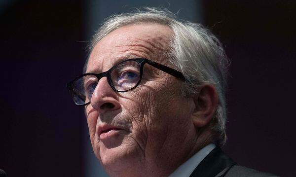 EU-Kommissionspräsident Jean-Claude Juncker äußerte sich tief betroffen. "Die Welt trauert um eine große Führungspersönlichkeit und einen Menschenfreund", schrieb Juncker am Samstag auf Twitter. "Die größte Anerkennung, die wir ihm geben können, ist, sein Vermächtnis und seinen Geist am Leben zu erhalten."