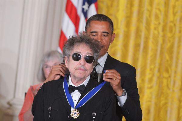 Preise über Preise: 2008 erhielt Bob Dylan den Pulitzer-Sonderpreis für seinen besonderen Einfluss auf die Popkultur und seine lyrischen Kompositionen. Barack Obama verlieh Dylan 2009 in seiner Abwesenheit die National Medal of Arts. In seiner beispiellosen Karriere gewann er außerdem elf Grammys, den Oscar für den besten Original-Song (2000 mit "Things Have Changed" aus dem Film "Wonder Boys") und den Golden Globe im Folgejahr mit dem selben Lied. 1988 wurde er in die Rock'n'Roll Hall of Fame eingeführt.Nun kommt noch der Nobelpreis dazu.