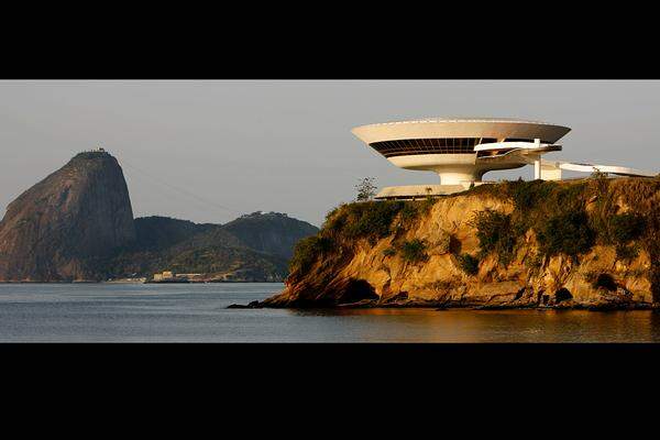 Ein Ufo in der Bucht von Niterói, Brasilien: Hier ließ Niemeyer das Museu de Arte Contemporânea de Niterói (MAC) landen. Es wurde 1996 nach fünfjähriger Bauzeit fertiggestellt.