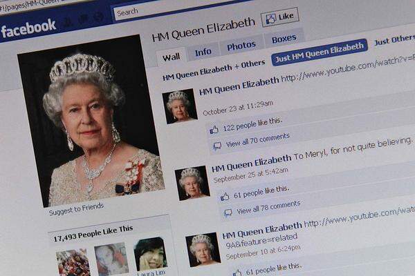 Twitter und das Youtube nutzen sie bereits - jetzt ist die britische Königsfamilie auch im sozialen Netzwerk Facebook vertreten: Freunde des Königshauses können auf der Seite sämtliche Neuigkeiten über Queen Elizabeth II., Prinz Charles und seine beiden Söhne William und Harry nachlesen. Die 84-jährige Monarchin hat nach Angaben des Buckingham Palastes übrigens einen Blackberry, einen iPod und ist seit langem im E-Mailschreiben firm.