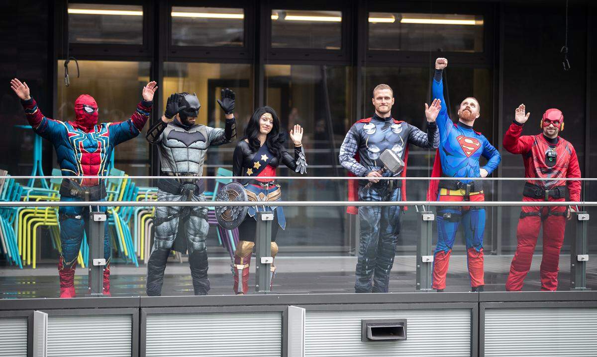 Von links nach rechts: Spiderman, Batman, Wonder Woman, Thor, Superman und Flash.