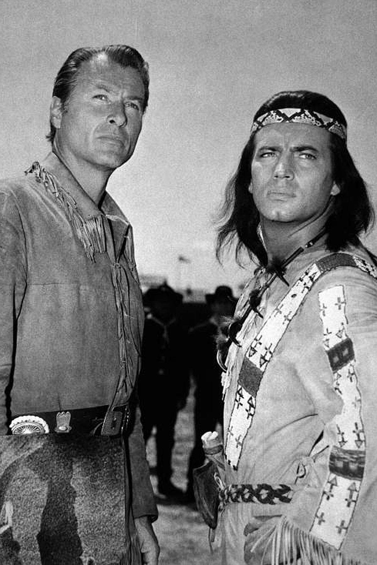 "Winnetou dachte, Old Shatterhand wäre anders. Nicht wie die Menschen, die versuchen, unser Land zu nehmen. Er ist es aber nicht", ist nur ein Zitat aus den legendären "Winnetou"-Filmen der 1960er Jahre. Pierre Brice, der gebürtig Pierre Louis Baron Le Bris heißt, schlüpfte elfmal in die Rolle des fiktiven Häuptlings der Apachen. Am 6. Juni 2015 starb er im Alter von 86 Jahren.Im Bild: Lex Barker als Old Shatterhand und Pierre Brice als Winnetou.