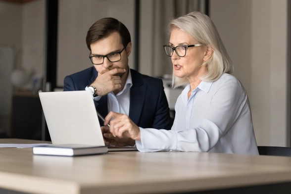 Ausgerechnet ältere Beschäftigte blicken beim Einsatz künstlicher Intelligenz im Job optimistischer in die Zukunft.
