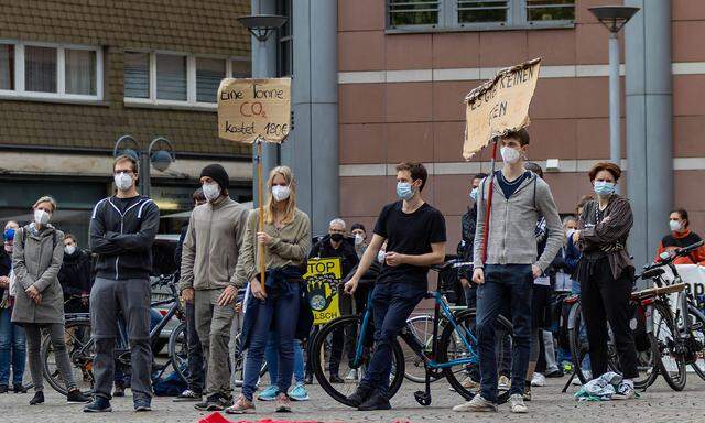 Fridays For Future-Aktivisten demonstrieren am Mittwoch, den 12. Mai 2021 in Karlsruhe unter dem Motto: Klimaklage ernst nehmen für ein ausreichendes Klimaschutzgesetz und bringen eine symbolische Klimaklage 2.0 zum deutschen Bundesverfassungsgericht. 