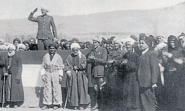 Proklamation des Kurden-Staates durch Ghazi Mohammed (mit weißem Turban und sowjetischer Uniform). 