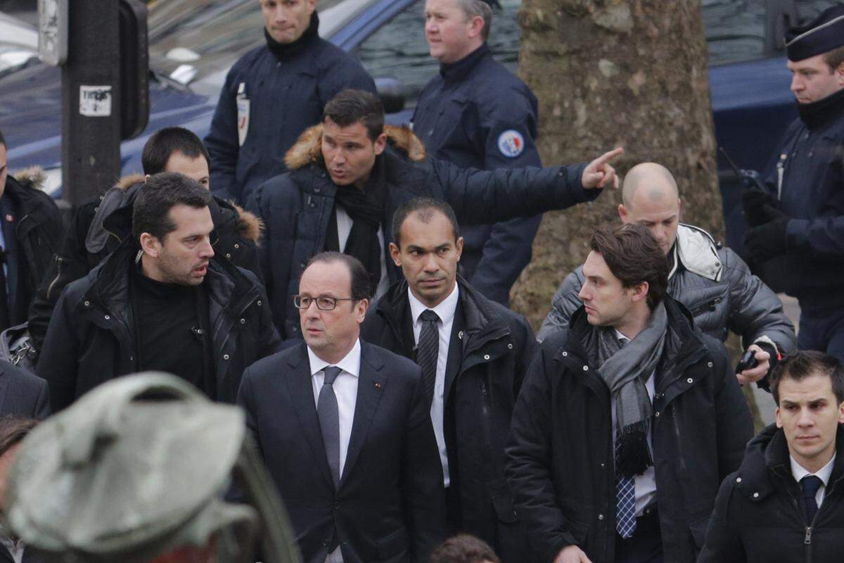 Der französische Präsident Francois Hollande macht sich kurz nach der Schießerei auf den Weg zum Tatort. Er spricht von einem "Schock für Frankreich". Es gebe keinen Zweifel, dass es sich um einen Terroranschlag handelte.