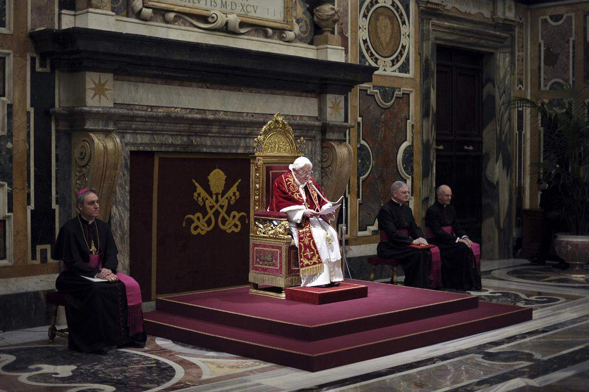 Der deutsche Papst verabschiedete sich von jedem Kardinal mit einem Handschlag und einigen persönlichen Worten. "Eure Nähe und Eurer Rat waren in meiner Amtszeit eine große Hilfe", sagte er.