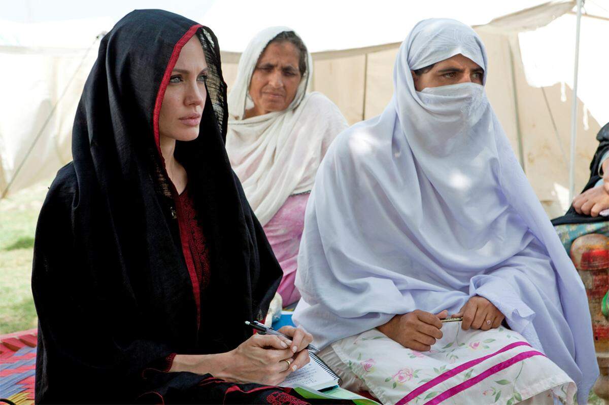 "Ich sehe die Lage so, dass dies ein beispielloses Ausmaß hat. Die Lage ist außergewöhnlich kompliziert". Mit diesen ernsten Worten versucht die Schauspielerin und Botschafterin des Flüchtlingshilfswerks UNHCR in Pakistan auf die 21 Millionen Opfer der Flutkatastrophe aufmerksam zu machen. Die 34-Jährige besuchte ein Flüchtlingslager im Nordwesten des Landes.