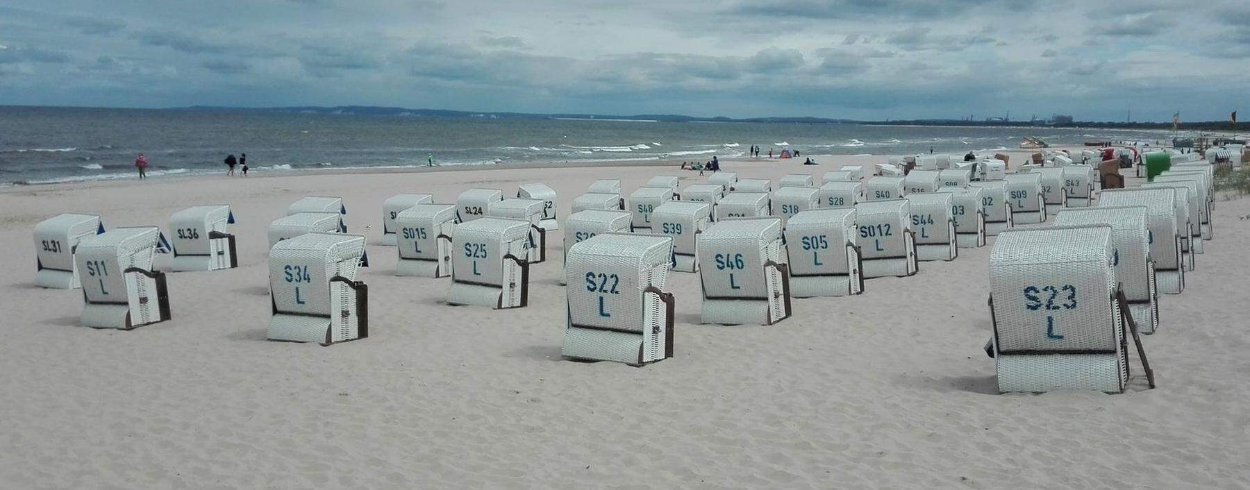 Usedom: Ob Wind und Wetter, der Strandkorb bietet Schutz. . 