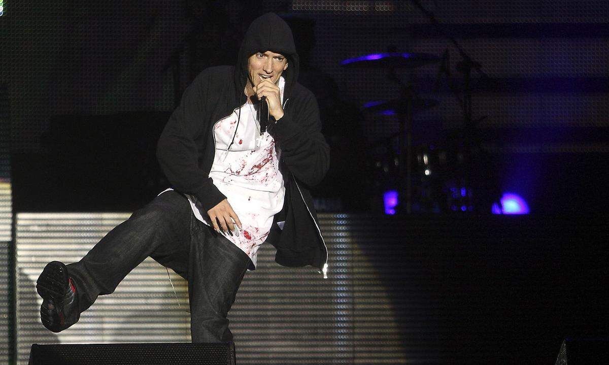 2010 wurde von Rapper Eminem ein bearbeitetes Bild auf Facebook veröffentlicht, das ihn blutend auf dem Boden liegend zeigt. Er soll vier Mal in den Oberkörper gestochen worden sein. Trotz Dementi seiner Pressesprecher verbreitete sich der Hoax wie ein Lauffeuer. Facebook hatte also auch schon in den Anfangszeiten Probleme mit Falschmeldungen.