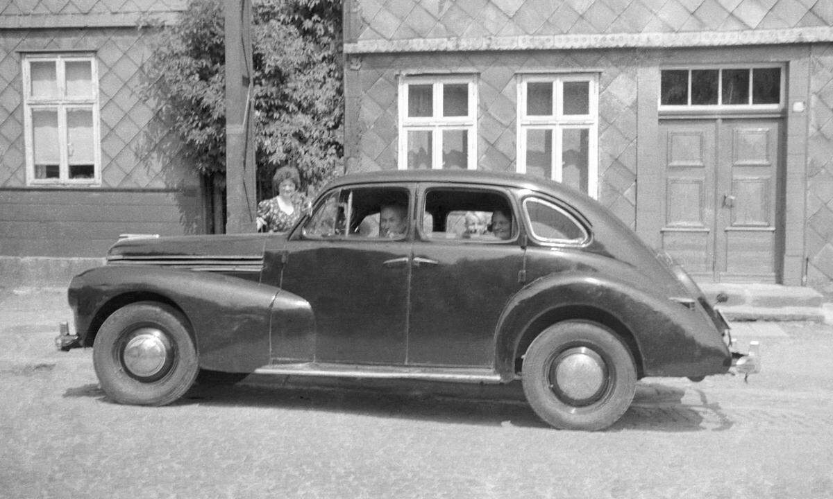 Auch dank zahlreicher Kassenschlager wie dem Opel Kapitän, der zwischen Ende 1938 und Frühjahr 1970 produziert wurde, können lange Jahre hohe Marktanteile gehalten werden. Zunächst ist er noch ein Modell der oberen Mittelklasse und steigt dann in der KAD-A-Reihe ab 1964 in die Oberklasse auf.