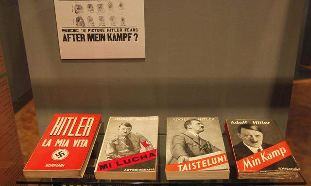Von „La Mia Vita“ bis „Min Kamp“: Übersetzungen von Hitlers bekenntnishafter Kampfschrift auf Italienisch, Spanisch, Finnländisch und Norwegisch liegen hier im Deutschen Historischen Museum in Berlin auf.
