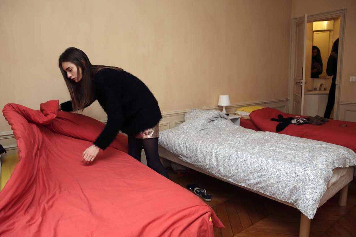 Von der Agentur steht ein Appartement bereit. Marine überzieht ihr Bett, mit dem luxuriösen Modelleben, wie es oft dargestellt wird, hat das nicht viel gemein.