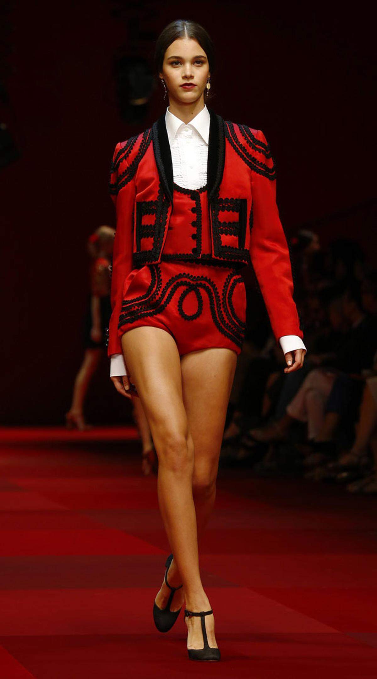 Das kommt: Ohne warme Rottöne kommt man im neuen Jahr nicht aus, schließlich ist Marsala die Pantone-Trendfarbe 2015. Auf dem Laufsteg von Dolce &amp; Gabbana.