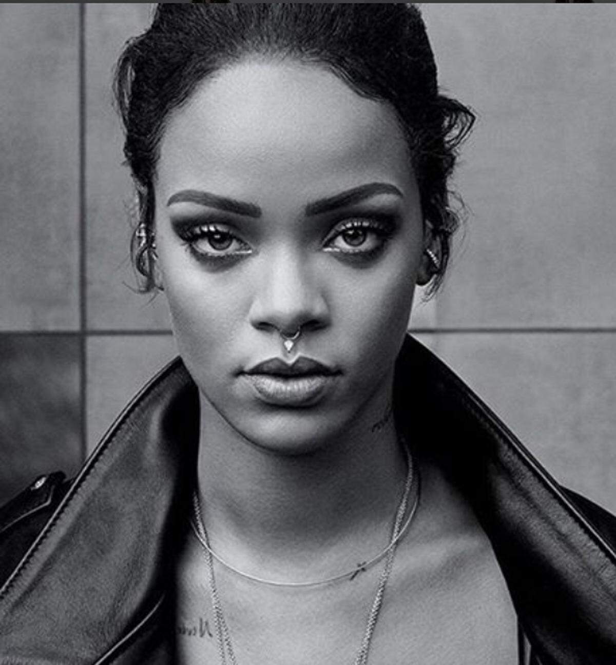 Das Nasenpiercing (echt oder nicht) war eines der Trend-Accessoires, auch Stars wie Rihanna wurden damit gesehen und fotografiert. 2017 ist es jedoch kein Must Have mehr.