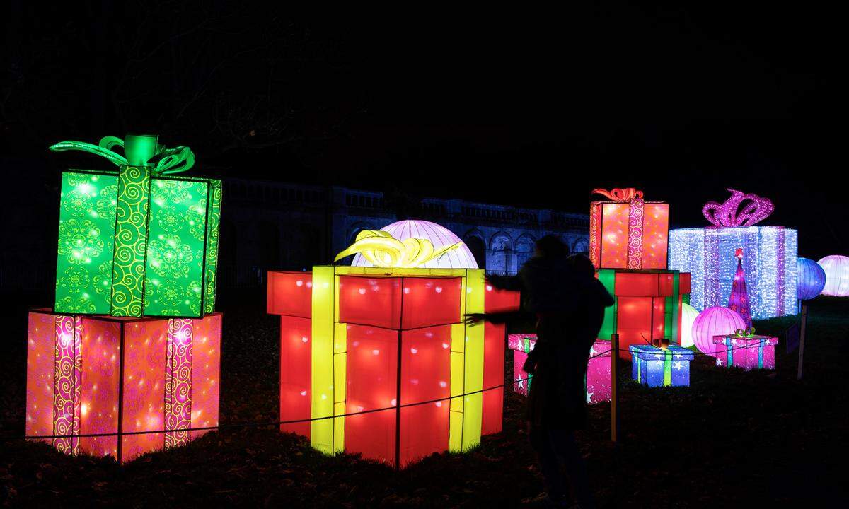 Auch das Drumherum - sprich Geschenke und Packerl - dürfen bei der Beleuchtung im Chrystal Palace Park nicht fehlen.