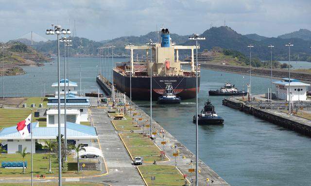 Ein Frachtschiff im Panamakanal, der rund 80 Kilometer lang ist.