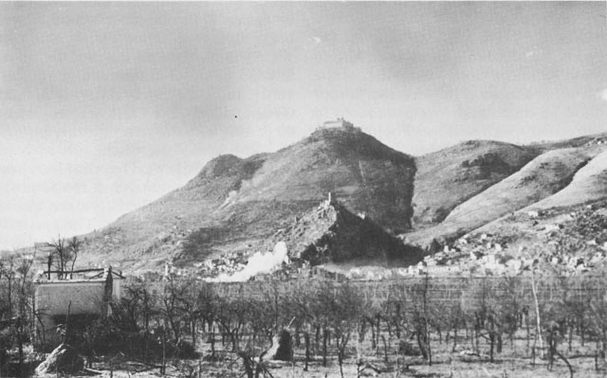 Kloster Cassino (ganz oben) von Nordosten aufgenommen, links am Fuße der Ort Cassino