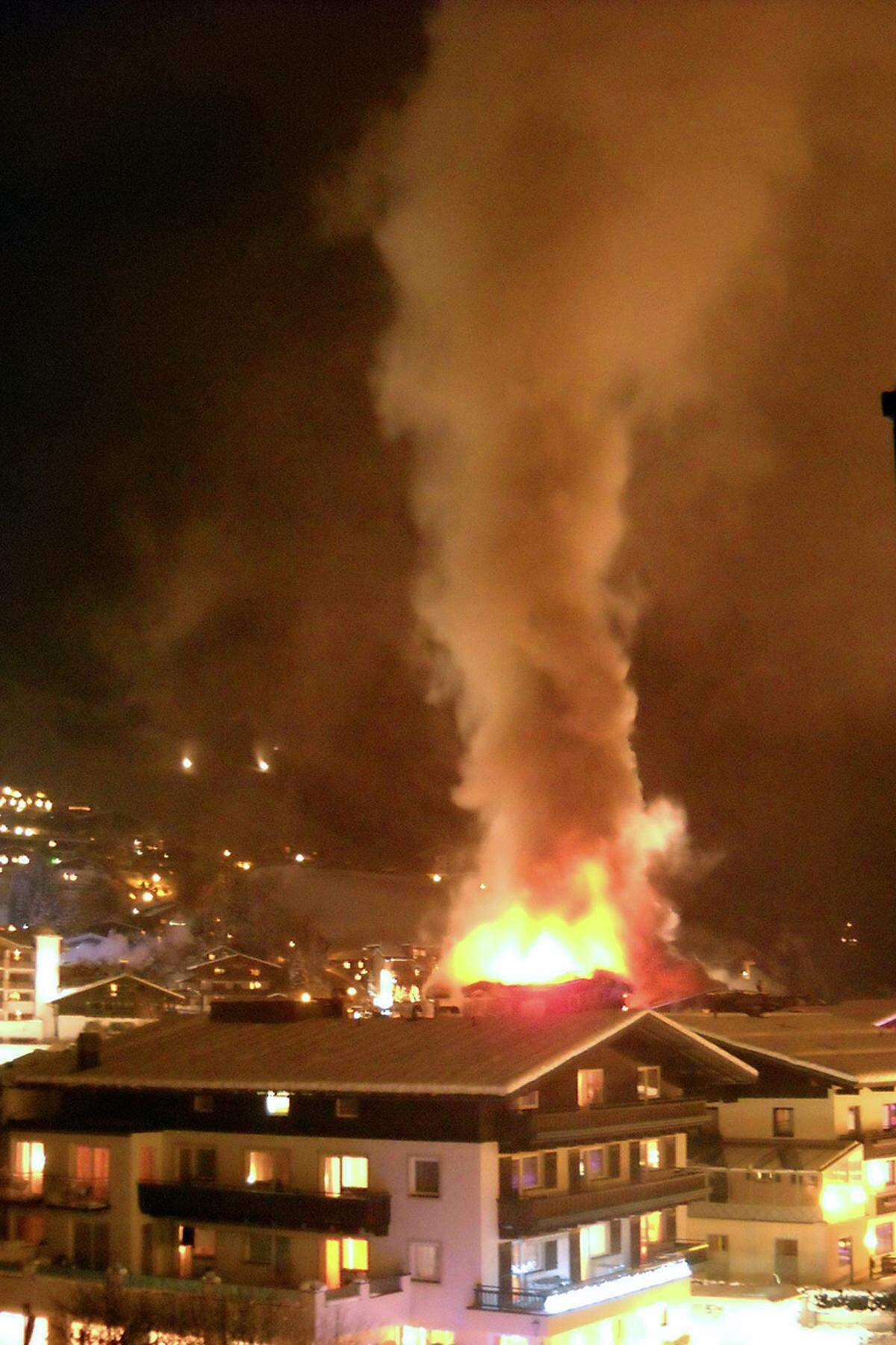 Als das Feuer ausbrach, saßen viele Urlauber noch beim Abendessen. "Die Leute liefen durch den Speisesaal und riefen 'es brennt, es brennt'", schilderte ein Tourist.