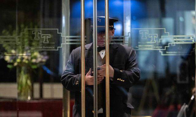 Der Portier überprüft sein Handy am Eingang des Trump Tower in New York