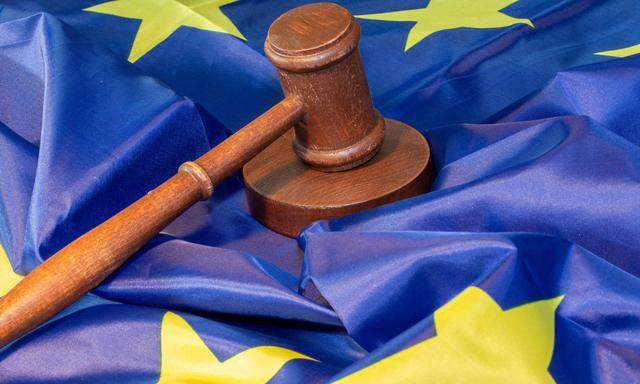 Richterhammer auf einer Flagge der Europäische Union