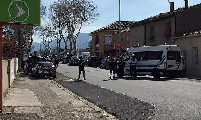 Polizisten nahe des Tatortes in Trèbes im Süden Frankreichs