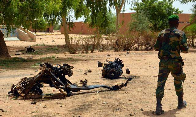  Im Nordosten Malis starben Anfang November bei einem Großangriff des Islamischen Staates 49 einheimische Soldaten.
