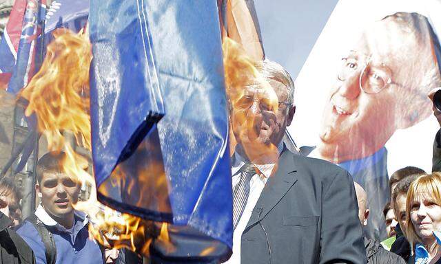 Vojislav Seslj verbrennt bei einer Demonstration letzte Woche eine EU-Flagge. Das Haager Tribunal beorderte ihn zurück in Haft.
