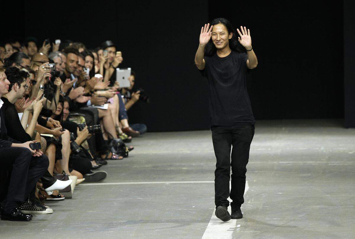 Alexander Wang wird nach dem Abgang von Nicolas Ghesquiere das modische Erbe Balenciagas antreten. Wie ihm das gelingen wird, wird man spätestens bei der Fashion Week in Paris sehen.