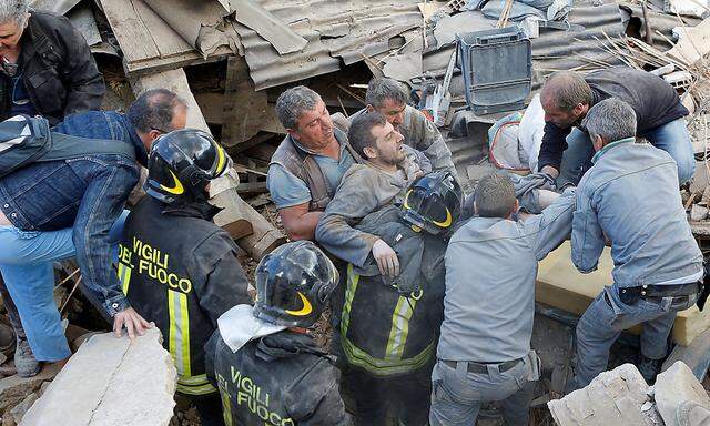 Viele Menschen können aus den Trümmern gerettet werden, wie dieser Mann in Amatrice.