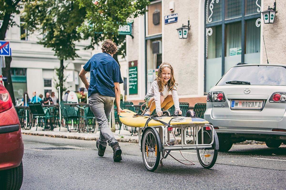 Anwesend sind etwa das Kollektiv Raumstation oder geht-doch.wien, die es sich auf der Straße gemütlich machen, das Kleidertausch-Projekt "Garderobe" oder die "Schared Walks" zwischen Volkertgasse und Pelzgasse. Bei einem Wohnstraßen-Quiz kann man sein Wissen testen.