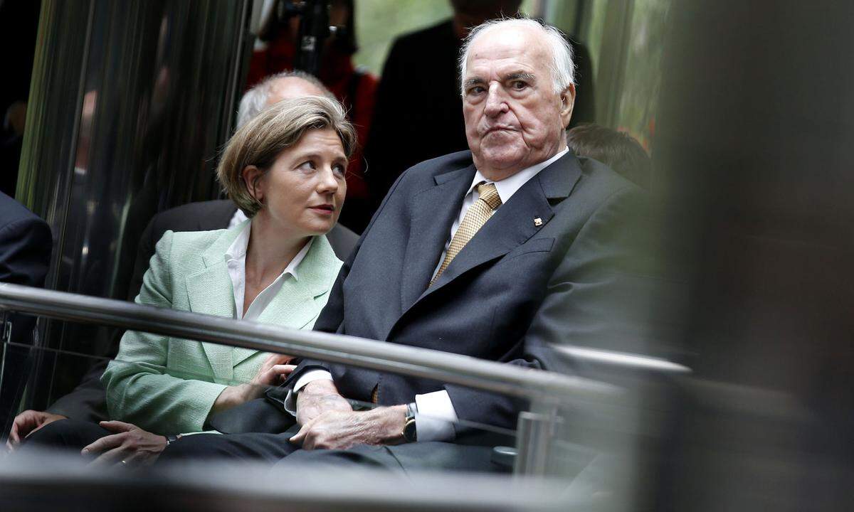 Mit 78 Jahren heiratete Kohl Maike Richter, die einst als junge Beamtin im Bonner Kanzleramt saß. Sie ist 34 Jahre jünger als er.