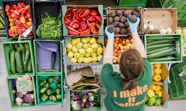Einige Bauern bieten ihr Obst- und Gemüse nun auch per Drive-in an. Bestellen aber kann man auch auf Online-Bauernmärkten.