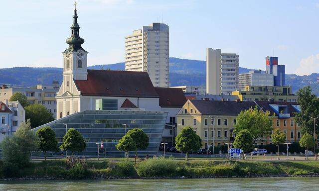 Stadtansicht von Linz Urfahr Donaupromenade mit katholischer Stadtpfarrkirche Urfahrt St Josef da