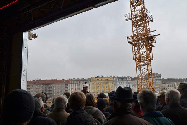 Auf einem kleinen Balkon kann man den Bauarbeiten auf der nördlichen Baustelle zuschauen.