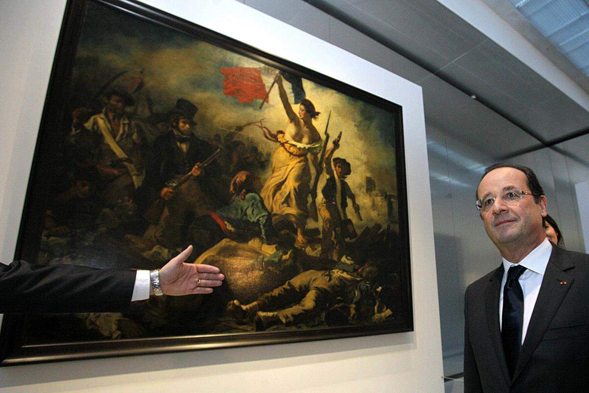 Bei der Einweihung war der aktuelle Präsident Francois Hollande angereist. Unter den ersten Leihgaben des Pariser Louvre befinden sich auch Gemälde "La liberté qui guide le peuple" zur Julirevolution von 1830 von Eugene Delacroix (im Hintergrund).