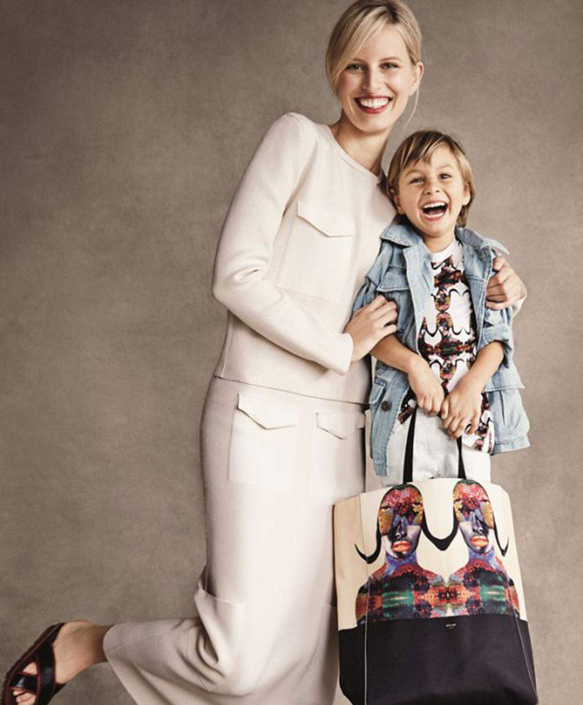 Die Chairty-Kollektion, die über Shopbob.com verkauft wird, wurde von bekannten Designern wie Victoria Bekcham, Miuccia Prada oder Donatella Versace entworfen. Auch Karolina Kurkova posiert mit ihrem Sohn Tobin für den guten Zweck.