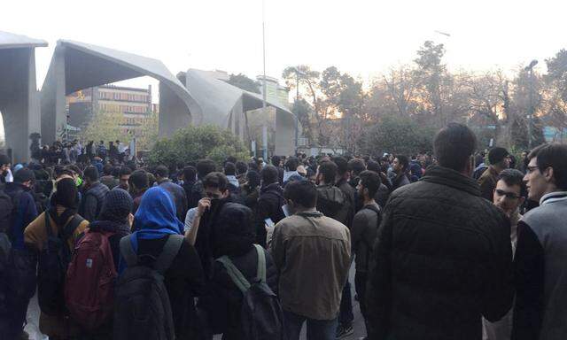 Die Protestwelle, die aus der Provinz und der zweitgrößten Stadt, Maschad, ausgegangen ist, hat auch bereits den Uni-Campus in Teheran erreicht.