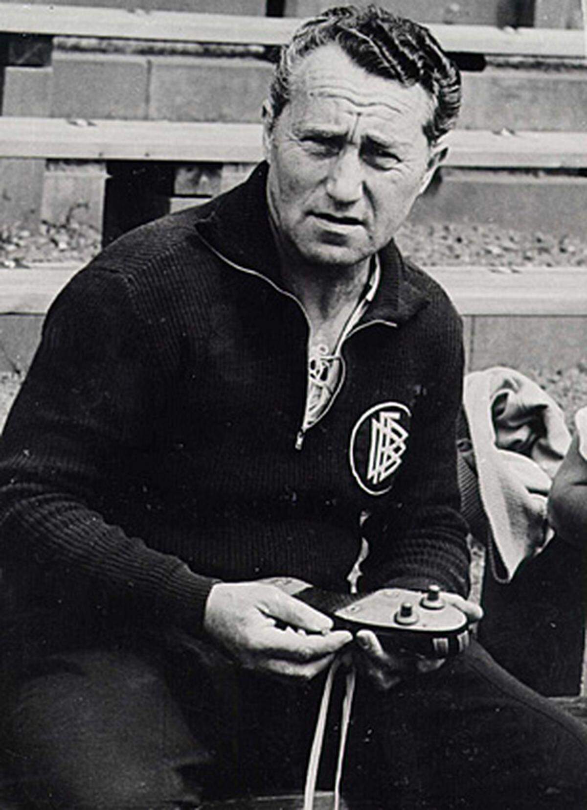 Erster Höhepunkt der Adidas-Historie war das "Fußball-Wunder von Bern" 1954. Adi Dassler, ein enger Freund des damaligen DFB-Teamchefs Sepp Herberger, stattete die deutsche Elf mit neuartigen Schuhen aus dünnerem, leichteren Leder und mit Schraubstollen aus.