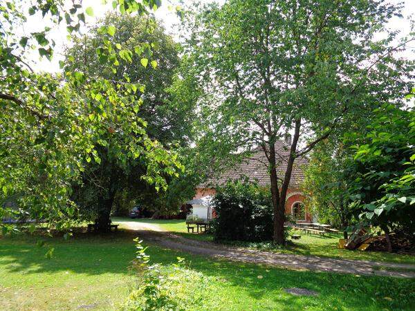 Der weitläufige Garten. Ein Paradies - auch für die drei Kinder des Regisseurs.